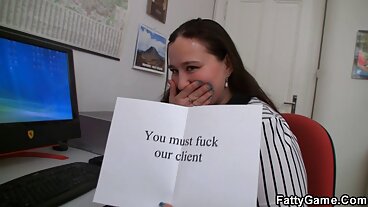 Brunette секс преведен на български Sizzler Alex се нуждае от своя Morning Doggystlye!