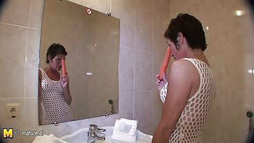 Замърсяване с Мария и нейната розова играчка убиец порно с български циганки на путки