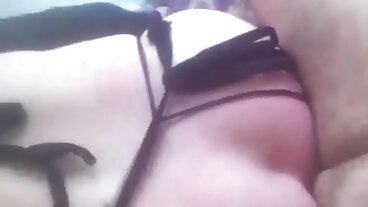 Малката сладурка в униформа за прислужница Хъни Хейс пикае огромния си шеф и му позволява да я balgarski porno използва като секс играчка