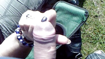 Spinner Babe в униформа помага български porno на мъжа да се отпусне с Cooch